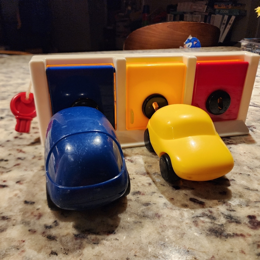 Ambi Toys Lockup Garage with 🚗